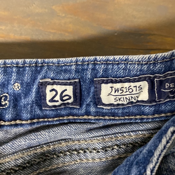 Miss me jeans size 26 skinny. Has fading and distressing. Super adorable jeans! - Picture 5 of 11